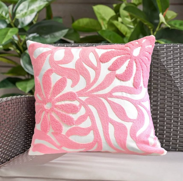 Bantal dan Selimut dengan Motif Bunga dan Daun
